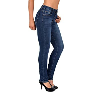 Modetrends 2021 - Frau mit Jeans und schwarzen Pumps